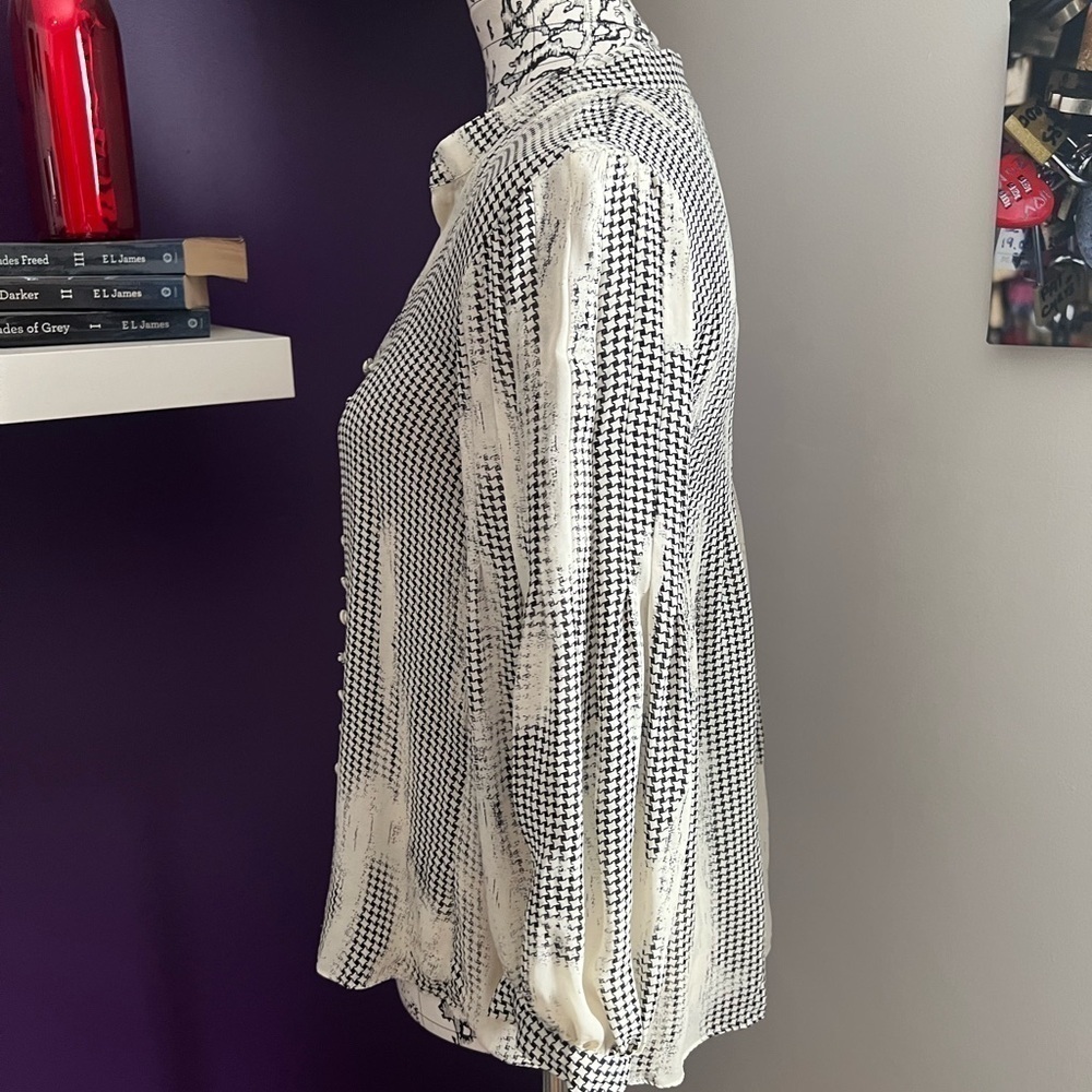7 for $30 Parker Long Sleeve Blouse - Picture 5 of 8